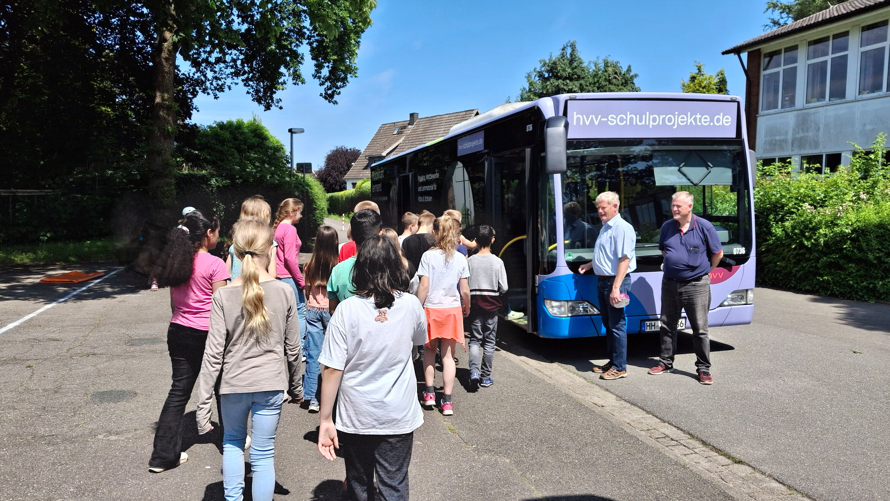Die Viertklässler üben mithilfe eines Schulbusses den toten Winkel.
