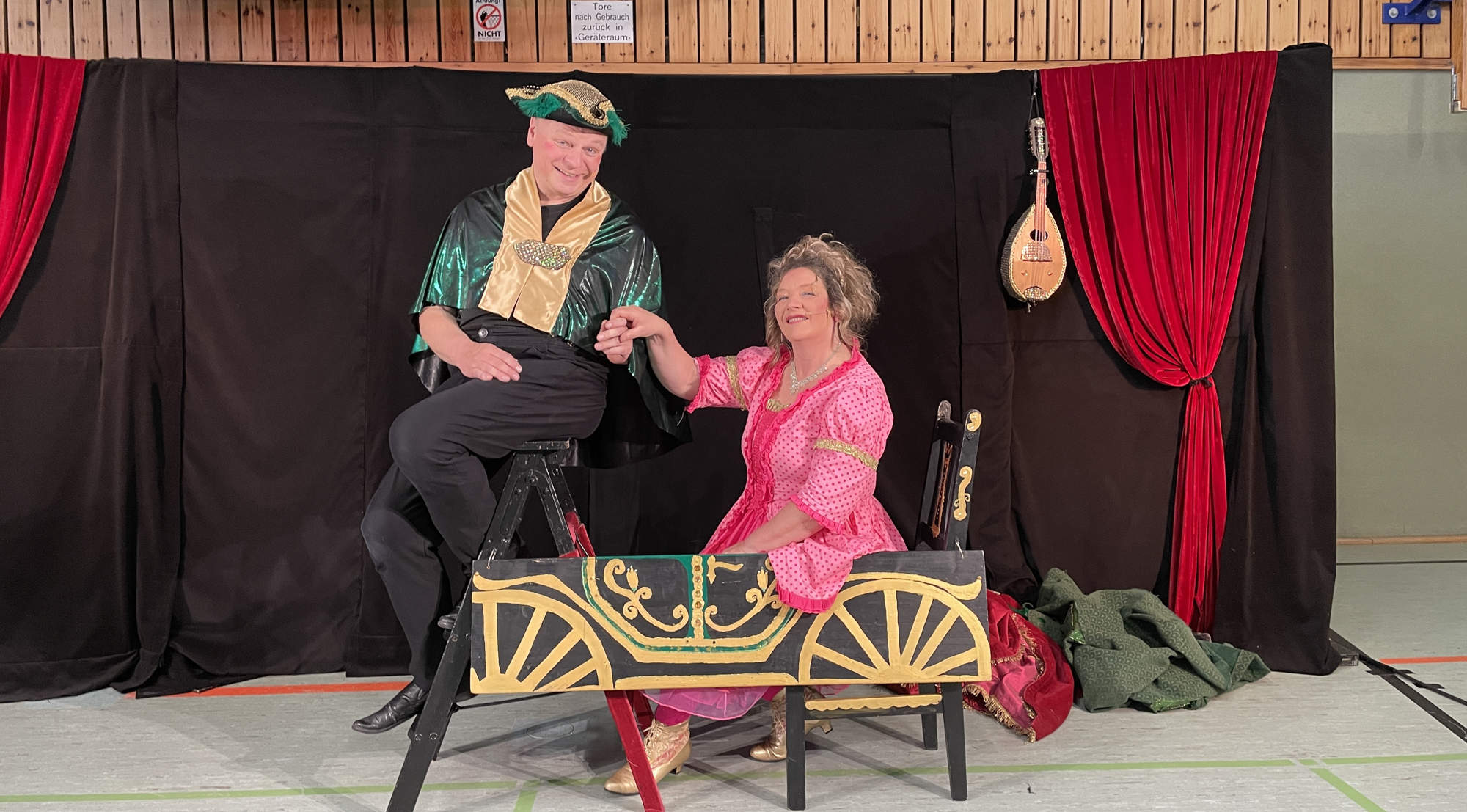 Die Schauspieler des Tamalan Theaters zu Besuch in der Sporthalle der Fritz-Reuter-Schule.