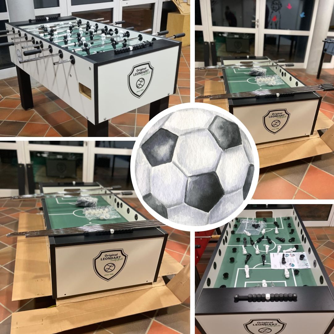 Der neue Tischkicker wird in der Pausenhalle aufgebaut.