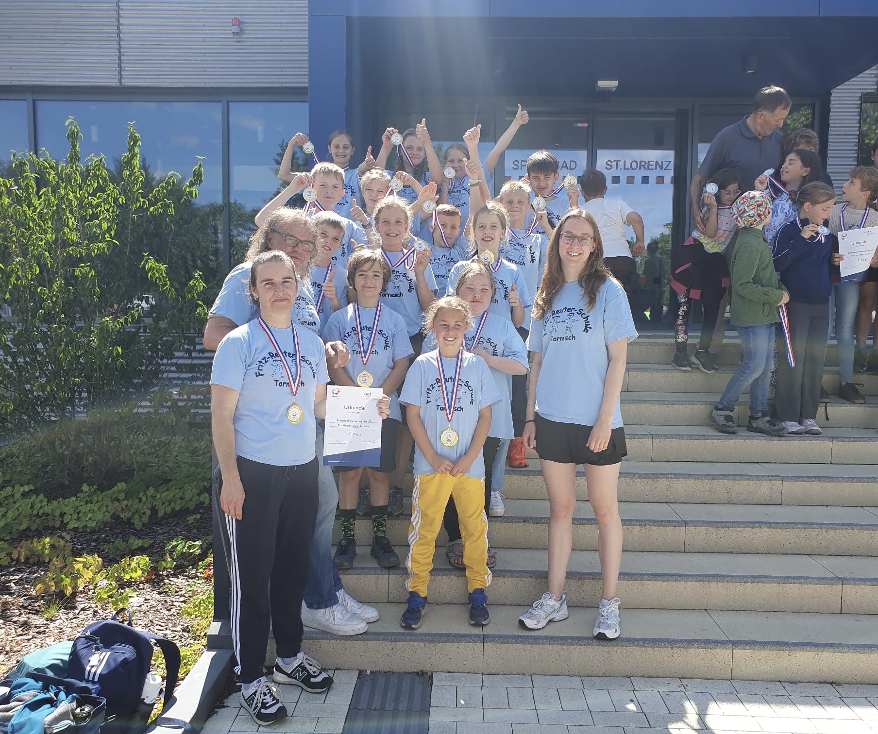 Die Teilnehmer der FRS nach dem Schwimmwettkampf