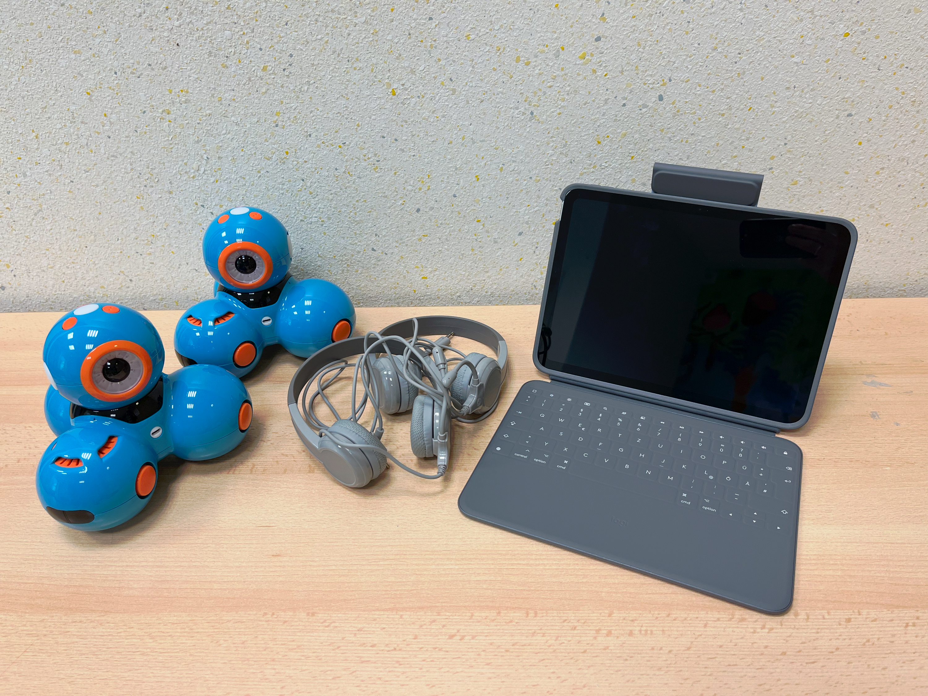 Dash-Roboter und Kopfhörer für die iPads