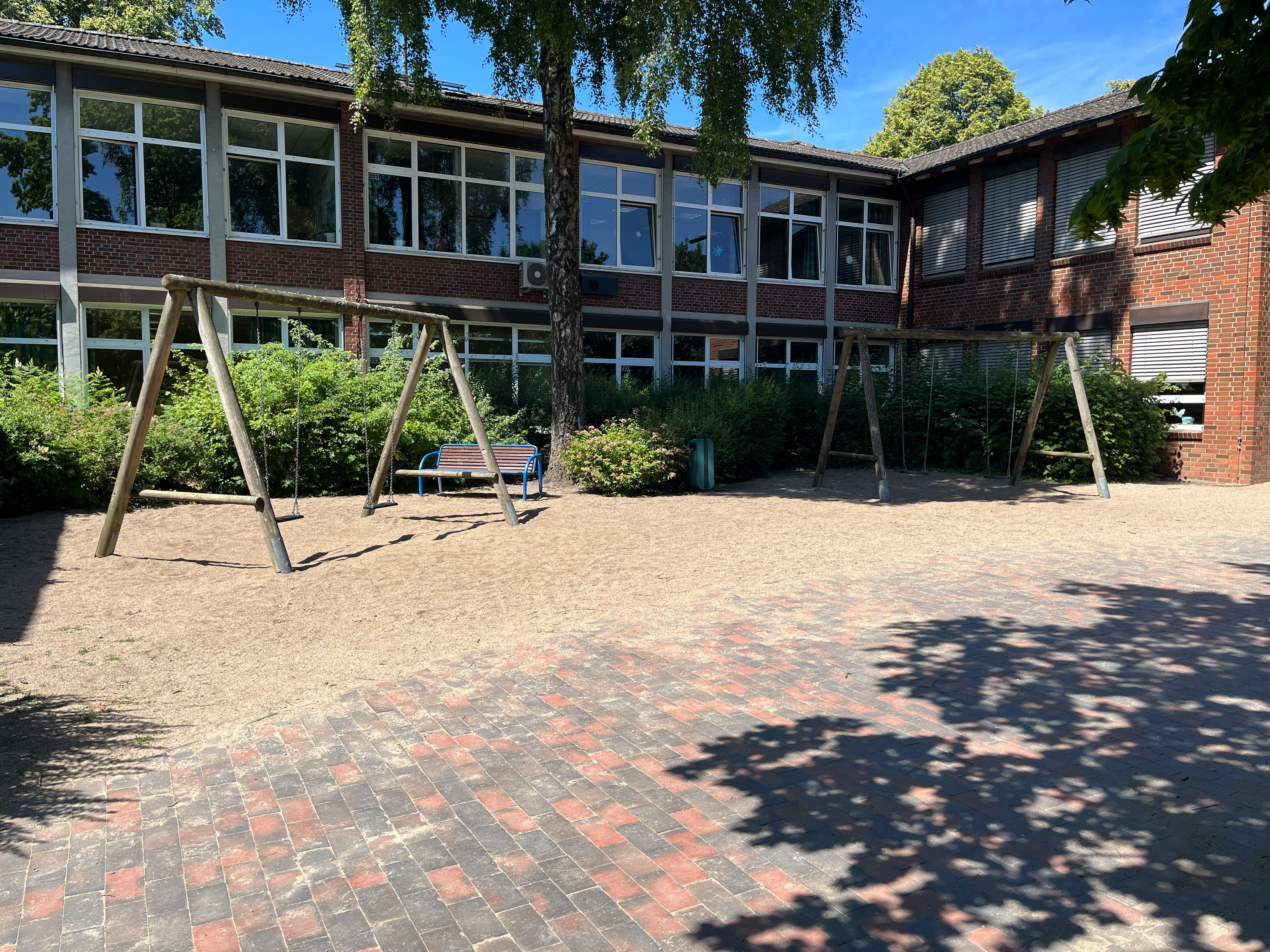 Schaukeln auf dem großen Schulhof