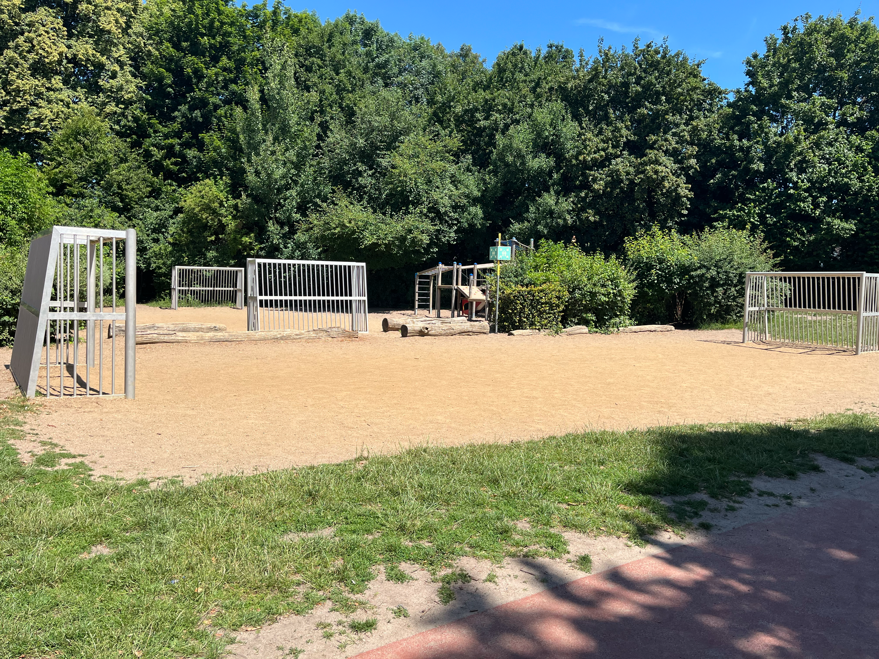 Die Fußballplätze auf dem großen Schulhof