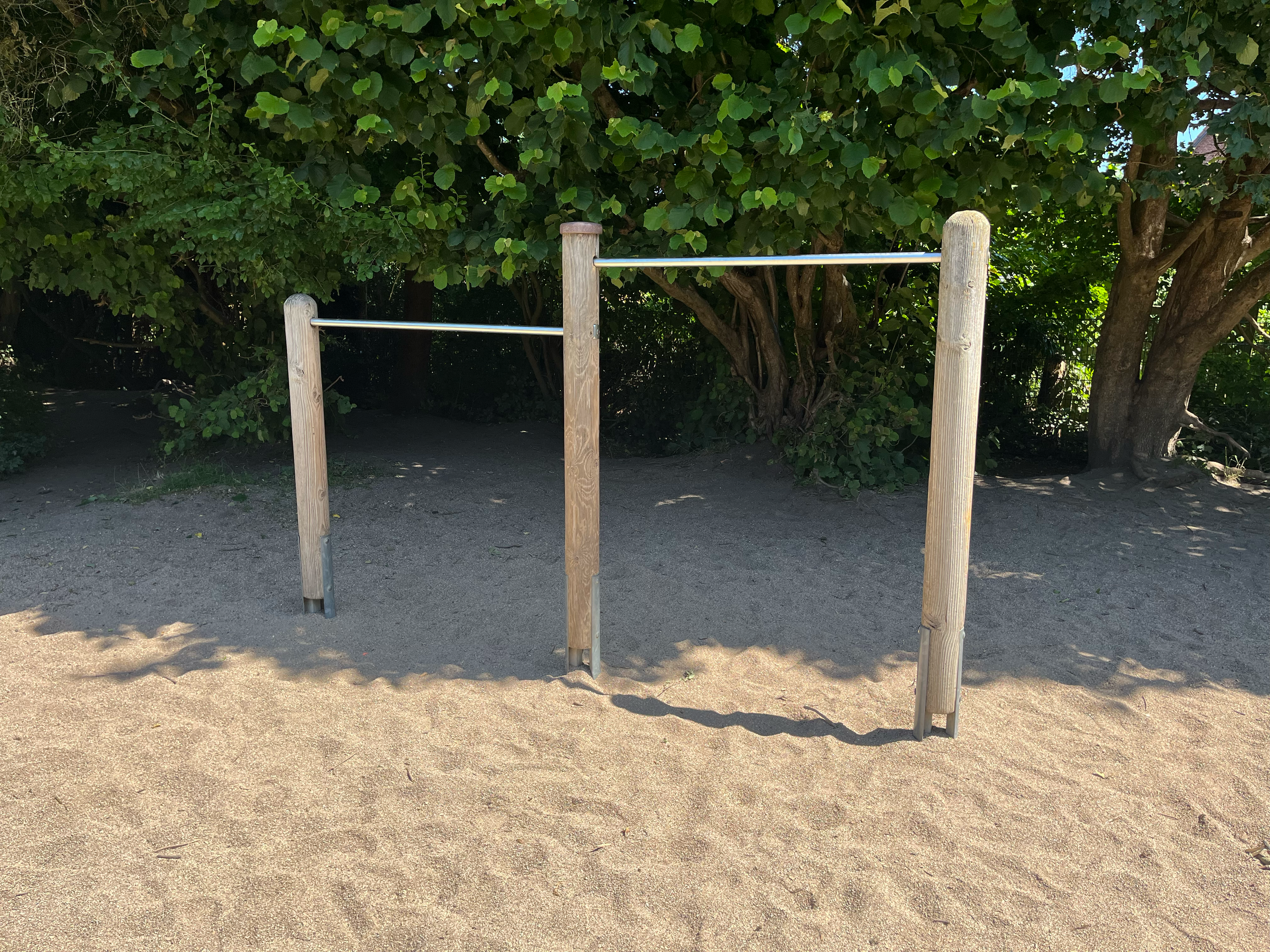 Die Reckstangen auf dem großen Schulhof