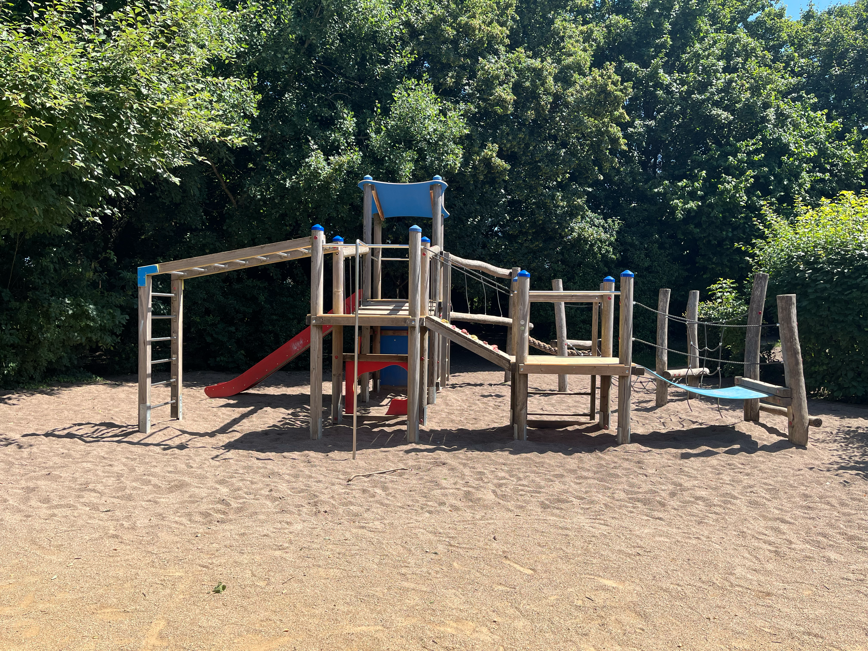 Das Klettergerüst auf dem großen Schulhof