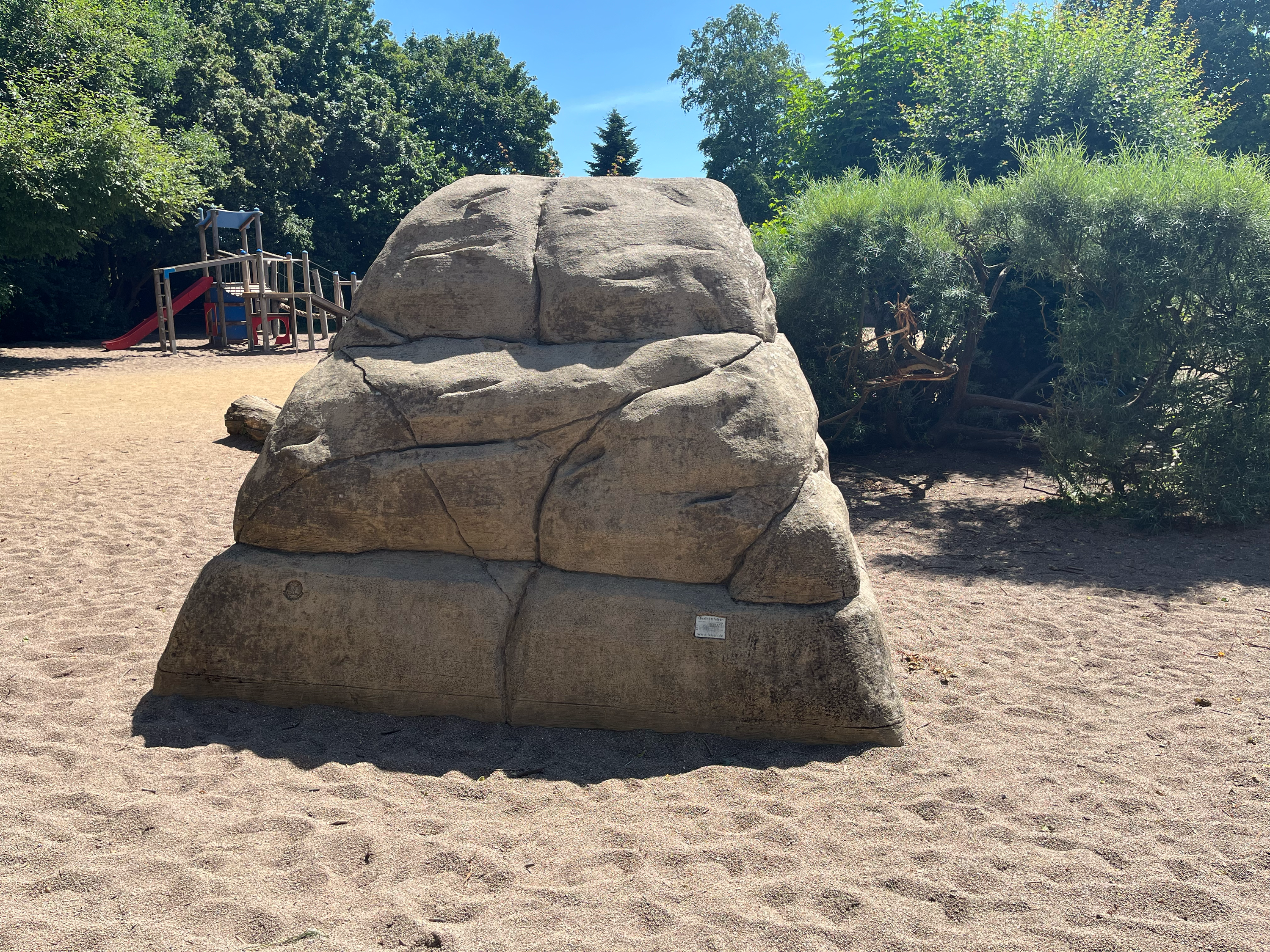 Der Kletterfelsen auf dem großen Schulhof