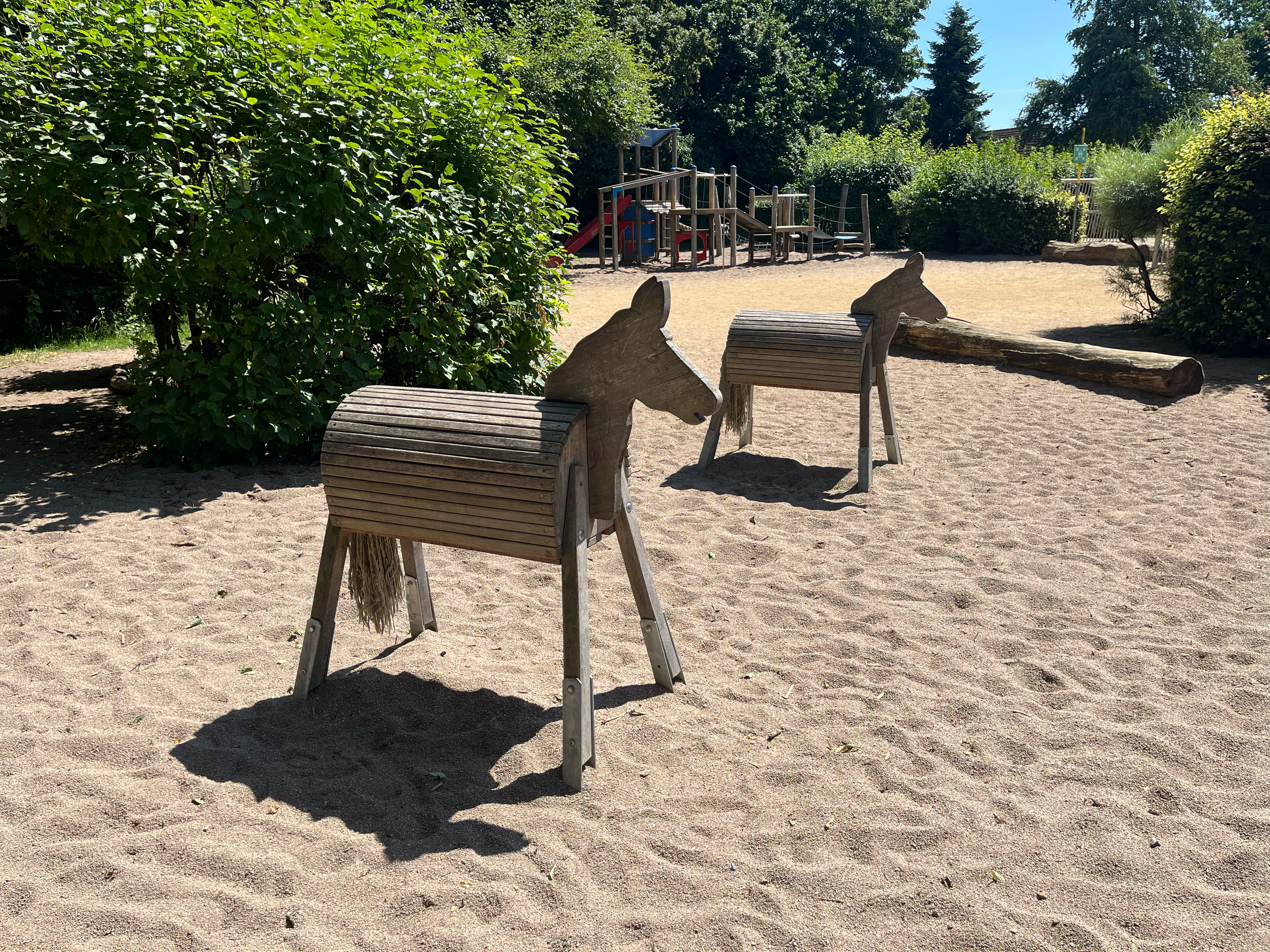 Holzpferde auf dem großen Schulhof