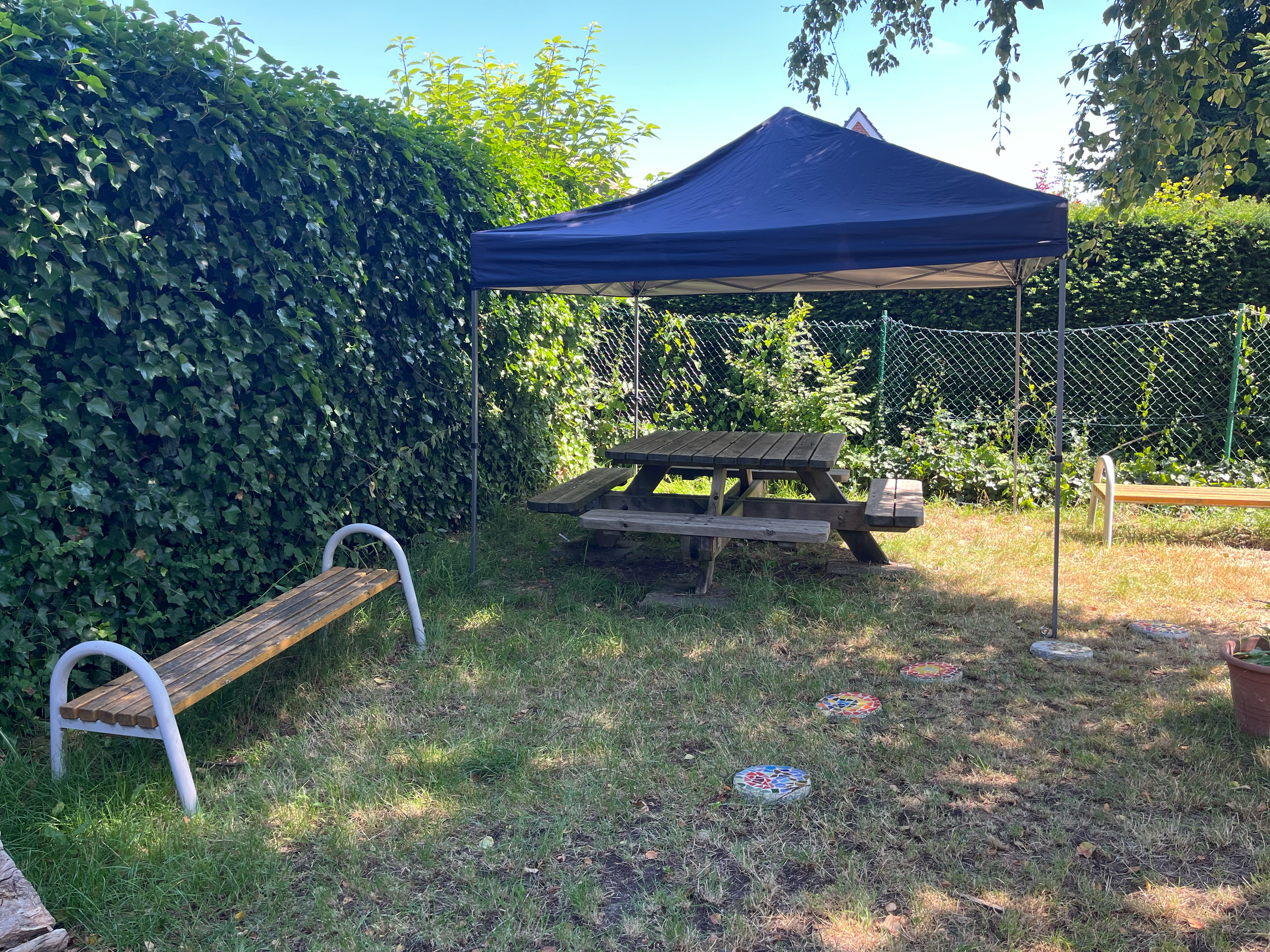 Der Pavillon im Schulgarten mit einer Outdoor-Bank