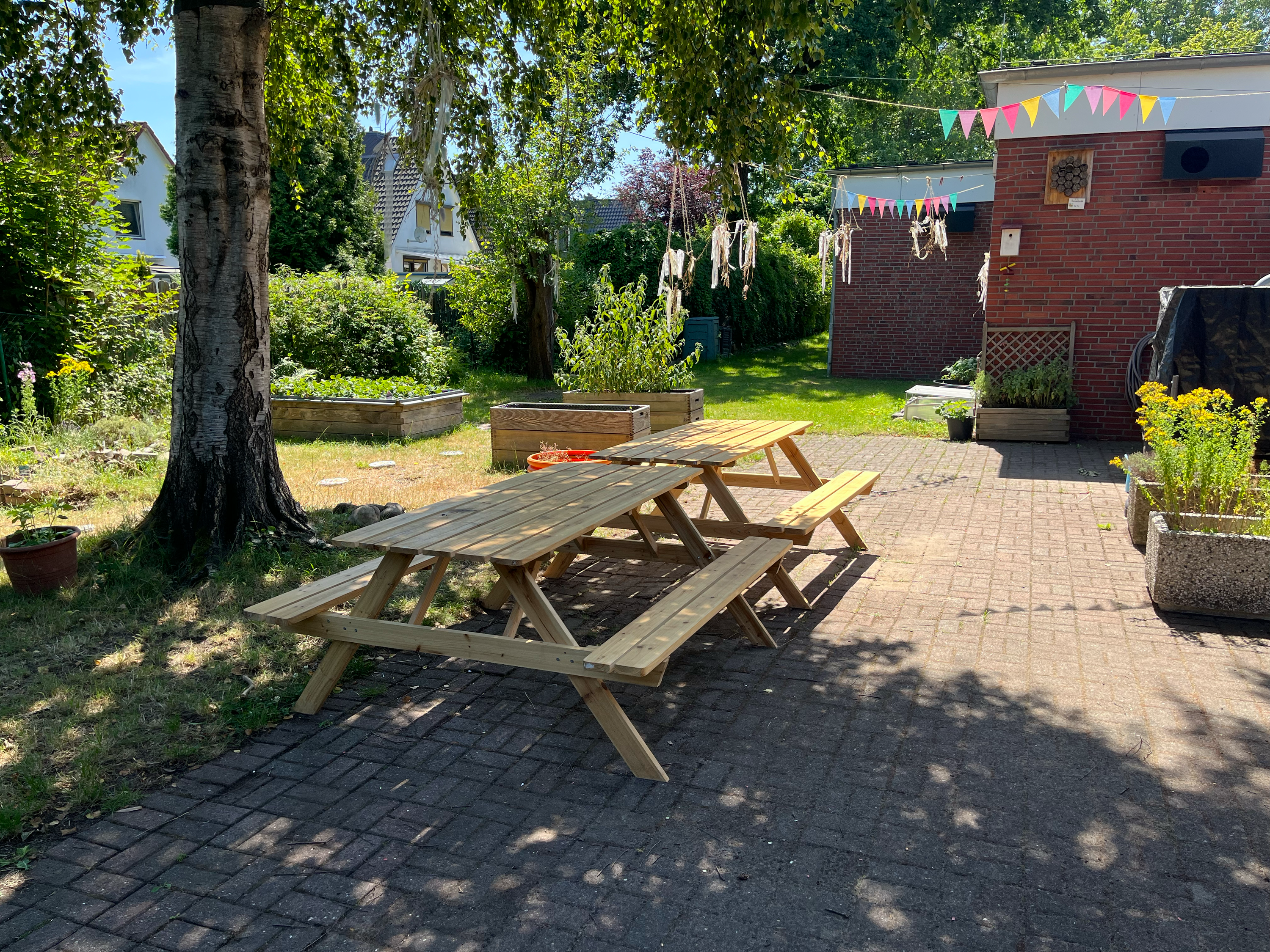 Outdoor-Bänke im Schulgarten