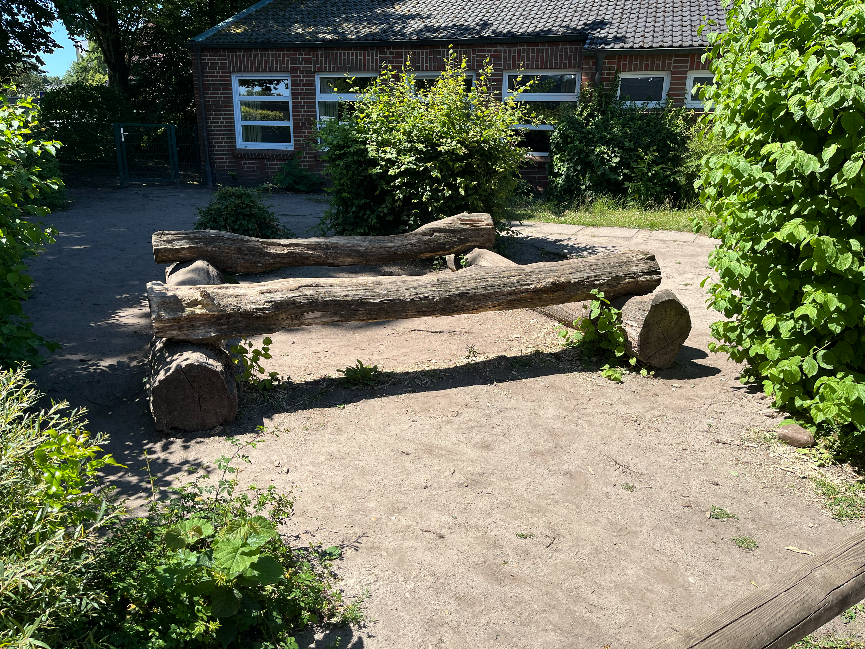 Sitzgelegenheit auf dem kleinen Schulhof