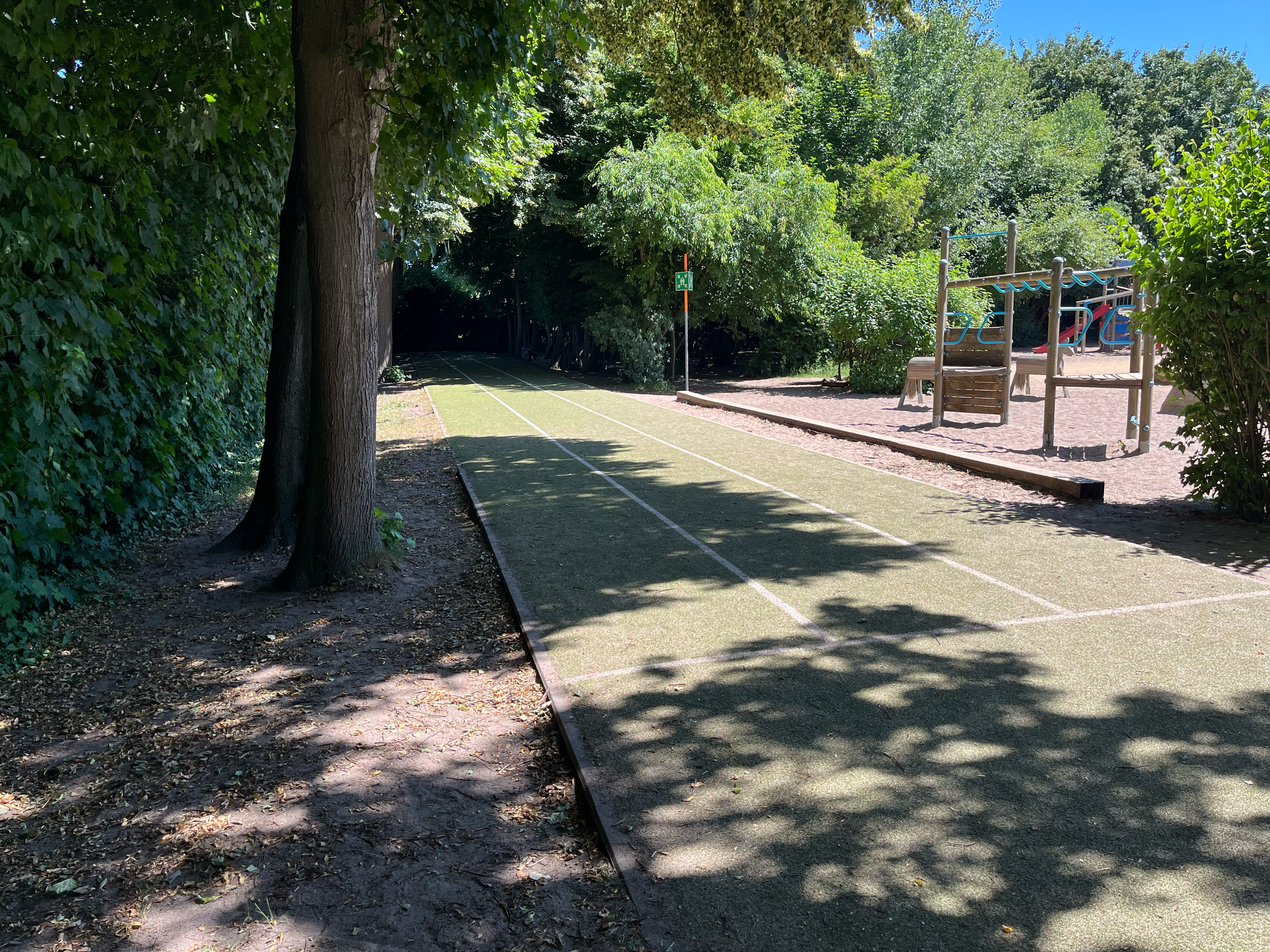 Die Laufbahn auf dem großen Schulhof