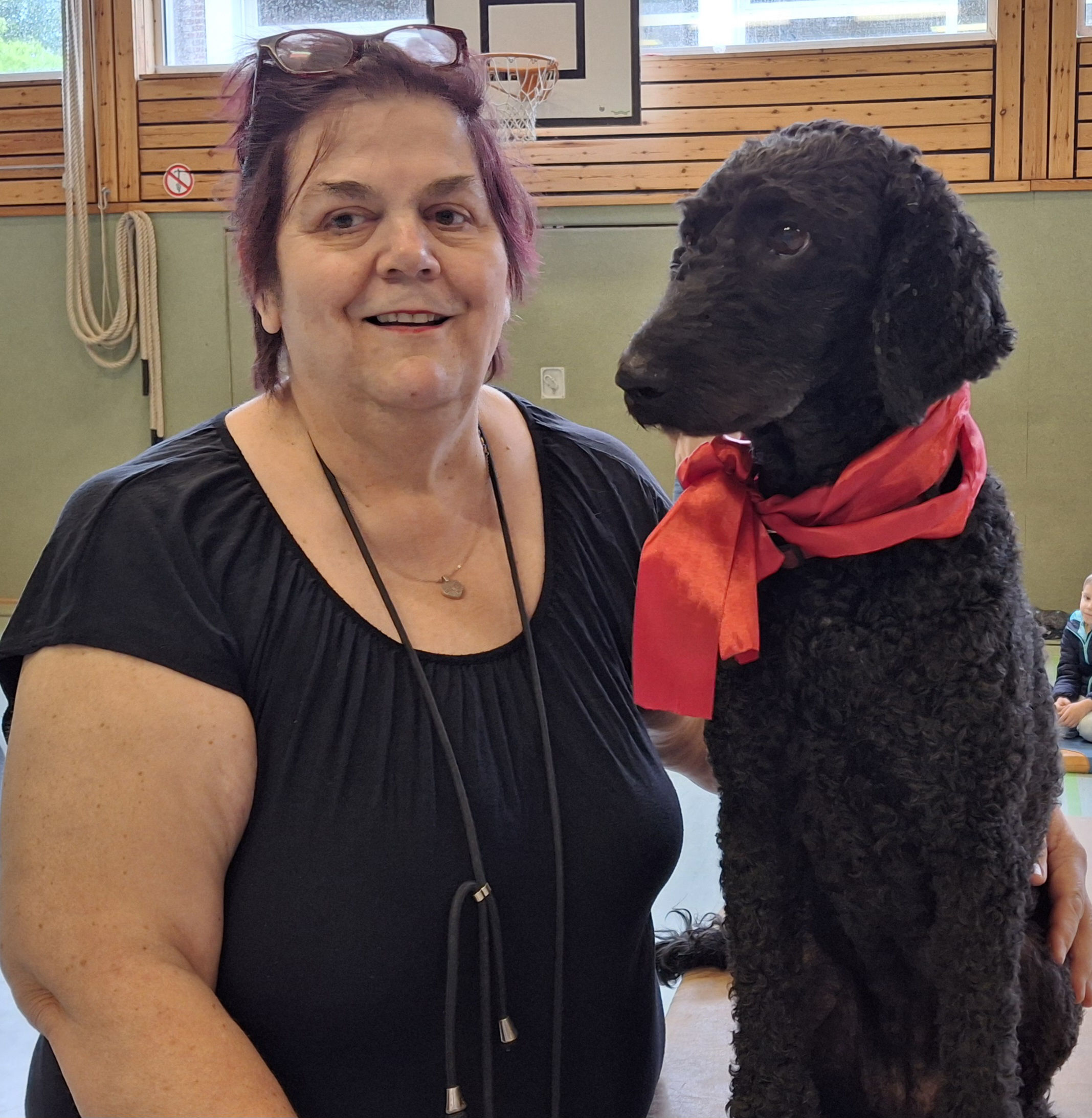 Schulsozialarbeiterin Christine Bornau mit ihrer Hündin Luna